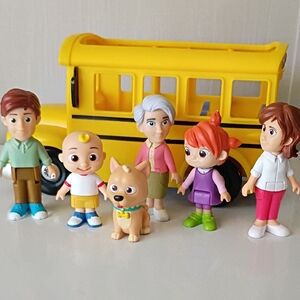 CoComelon Musical Yellow School Bus And Grammy Is Invited On The Bus Too!